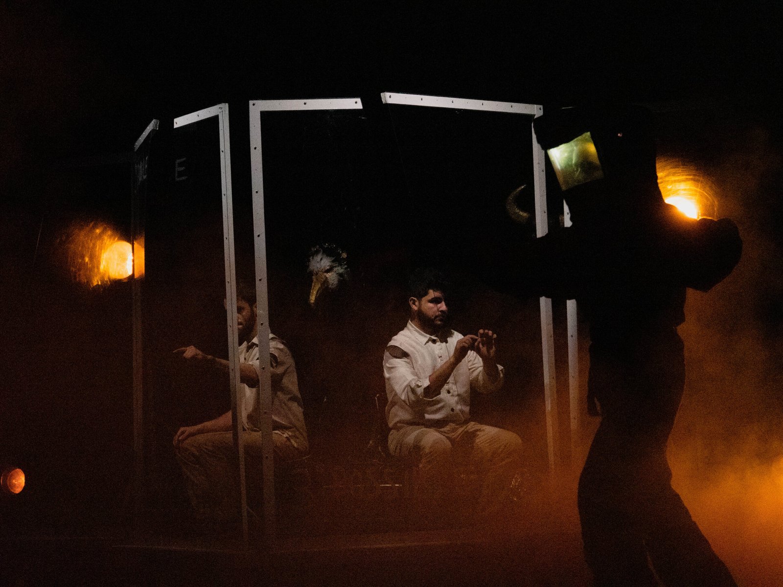 Cosmonaute se déplaçant sur une scène